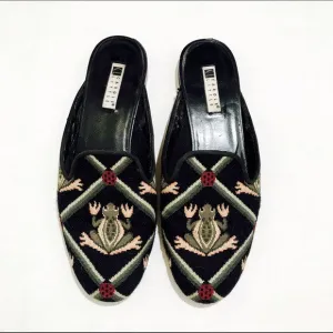 Womens CAROLE LITTLE ANTHROPOLOGIE Slip On FROG Tapestry Moc SHOE 7 BLACK Loafers Style