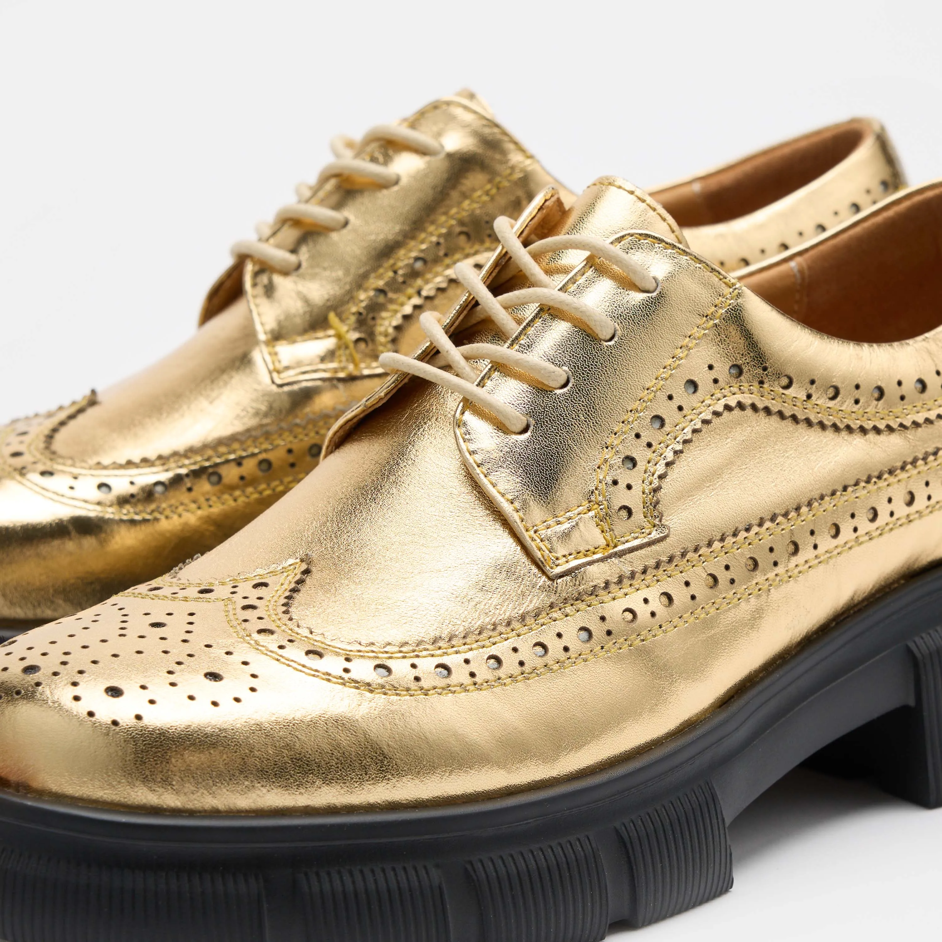Ms. Alexander Gold Leather Lug Wingtip Derby Zapato Oxford