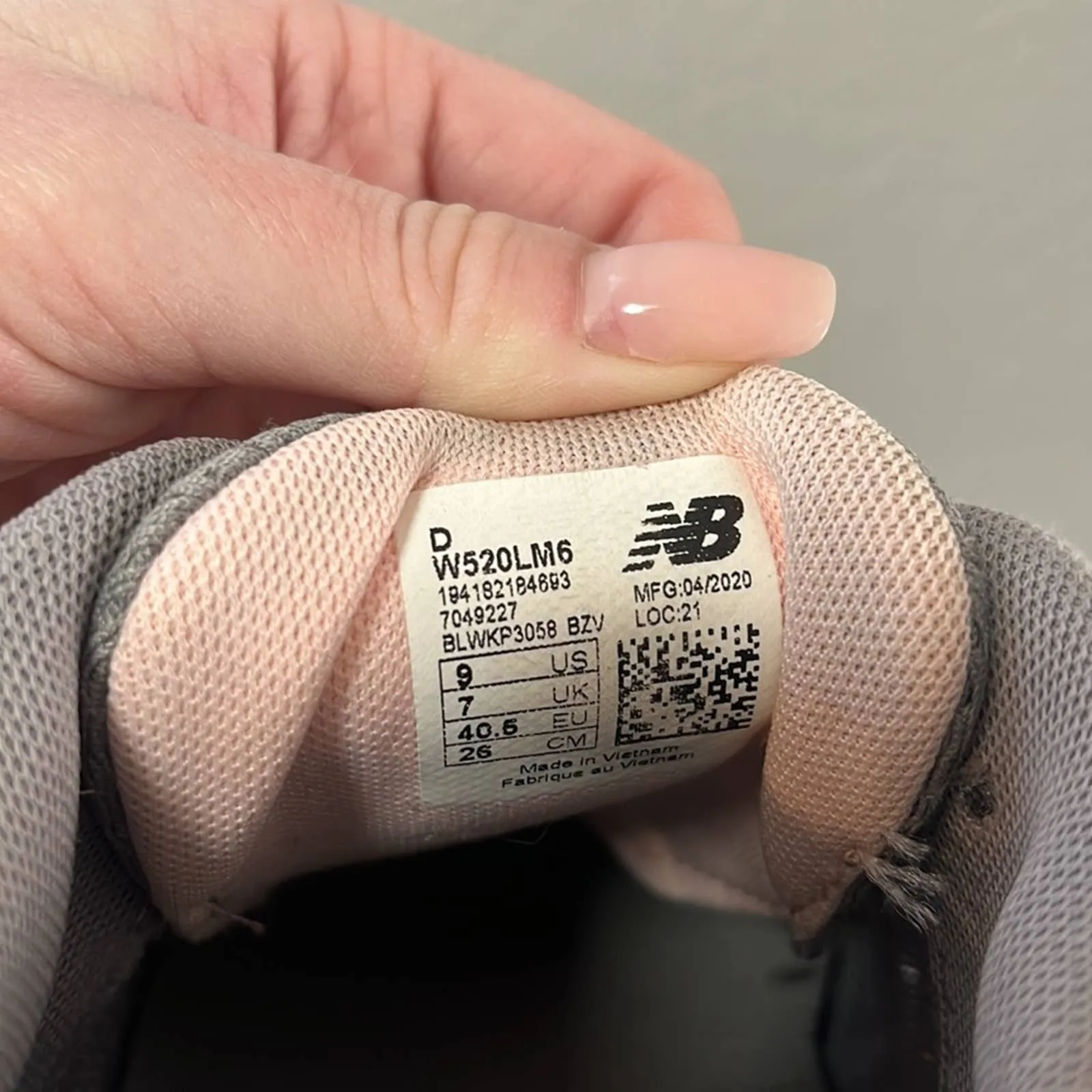 New Balance M1000 Men Size 9 New Balance Gray Pink White Running Tennis Shoes