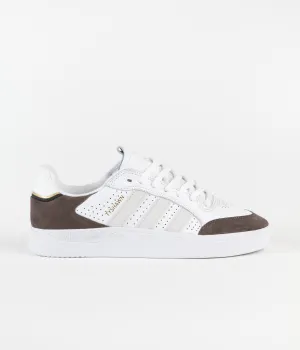 Ballerina Adidas Shoes Adidas Tyshawn Low Shoes - FTWR White / Grey One / Gold Metallic